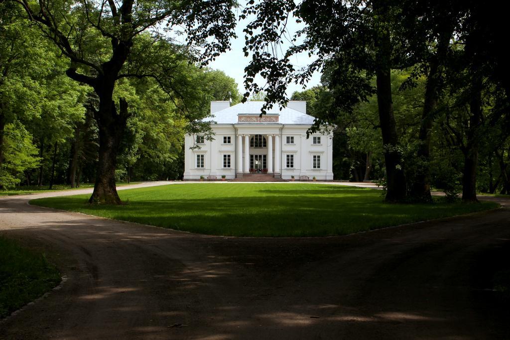 Palac Cielesnica Экстерьер фото